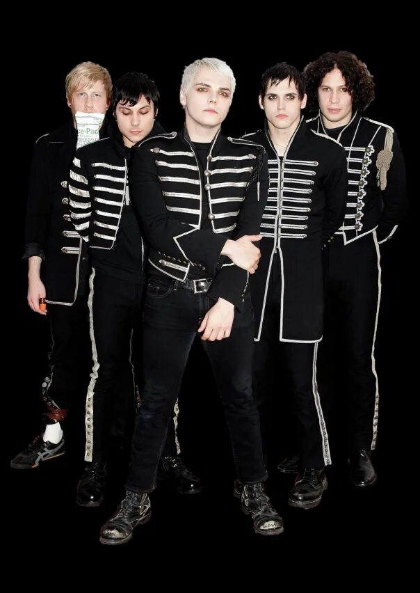 My chemical romance распались. Май кемикал романс обложка. Май кемикал романс джерард. My chemical romance the перевод. Фотосессия my chemical romance kerrang.