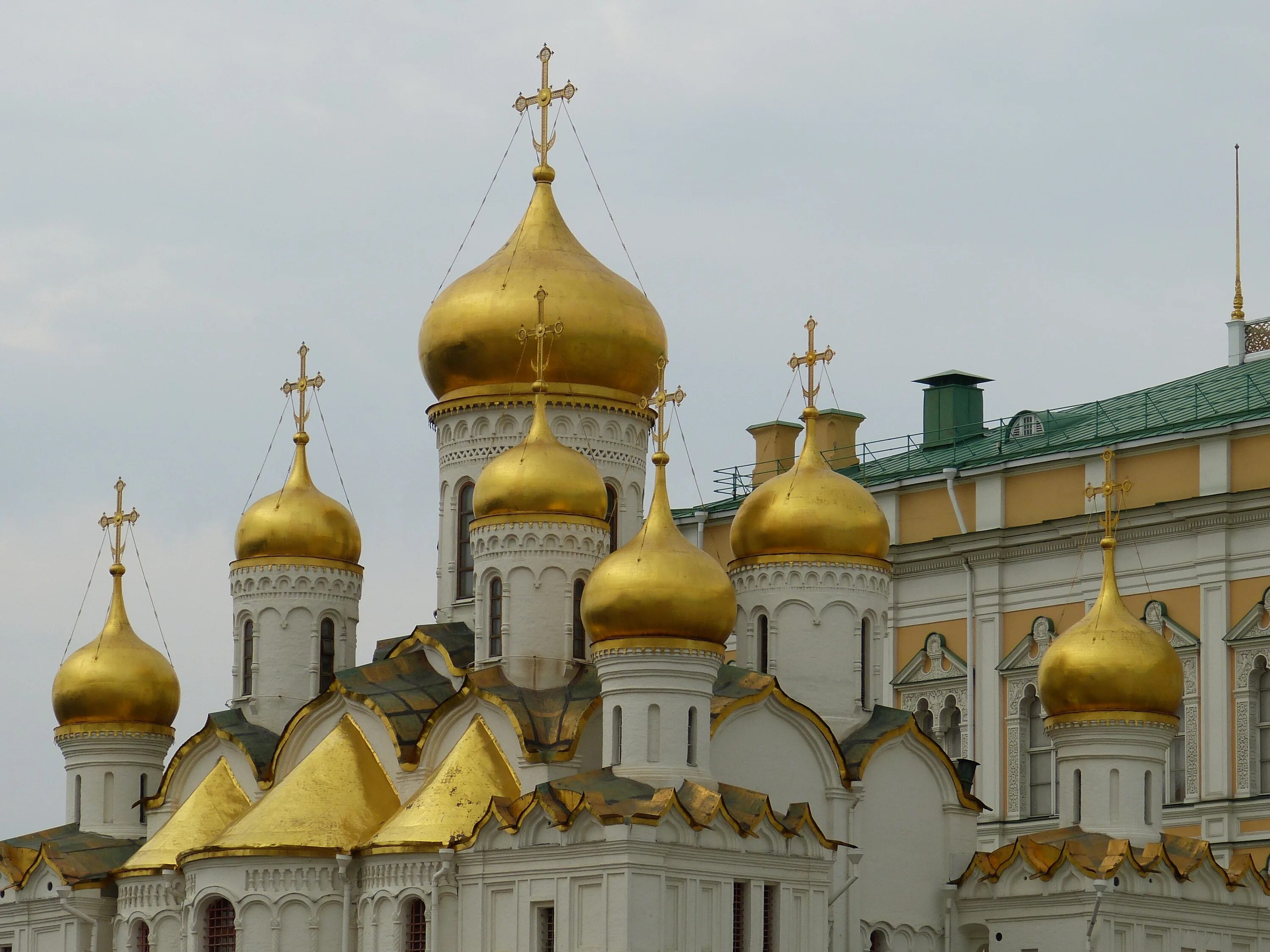 Какой город был столицей золотой. Семикупольный храм в Москве. Храм с золотыми куполами в Москве. Храмовые маковки в Московском Кремле.