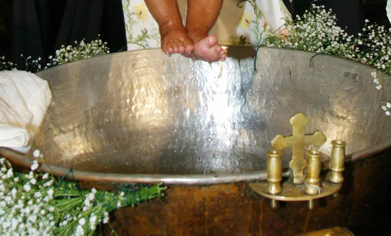 Купель для крещения младенцев. Венок на купель для крещения младенцев. Купель для крещения младенцев из какого металла. Купель для крещения младенцев вид сверху.
