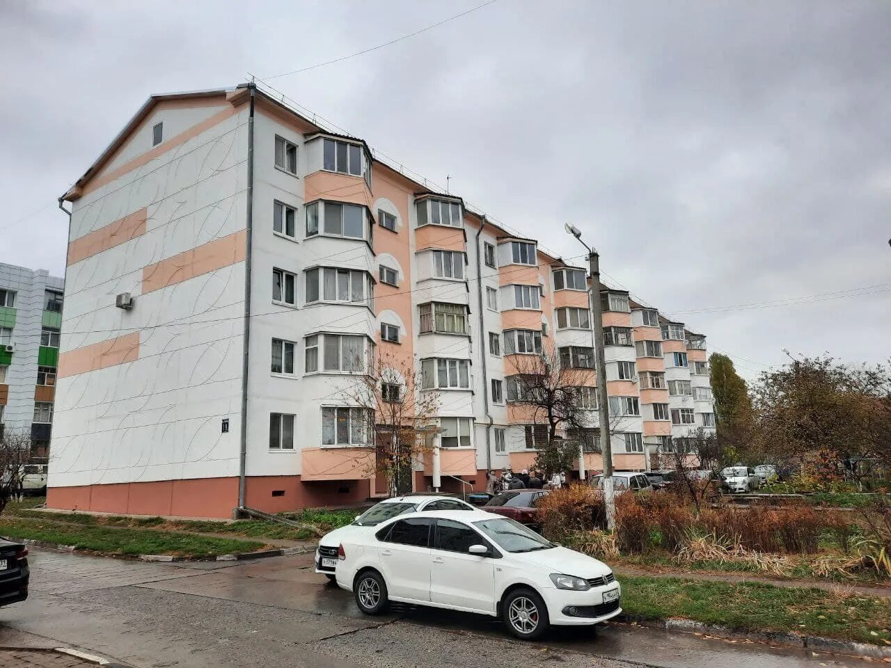 Дубы в поселке апремон. Капремонт фасада. Домик на территории школы. Капремонт белгород. Пятиэтажка фасад.