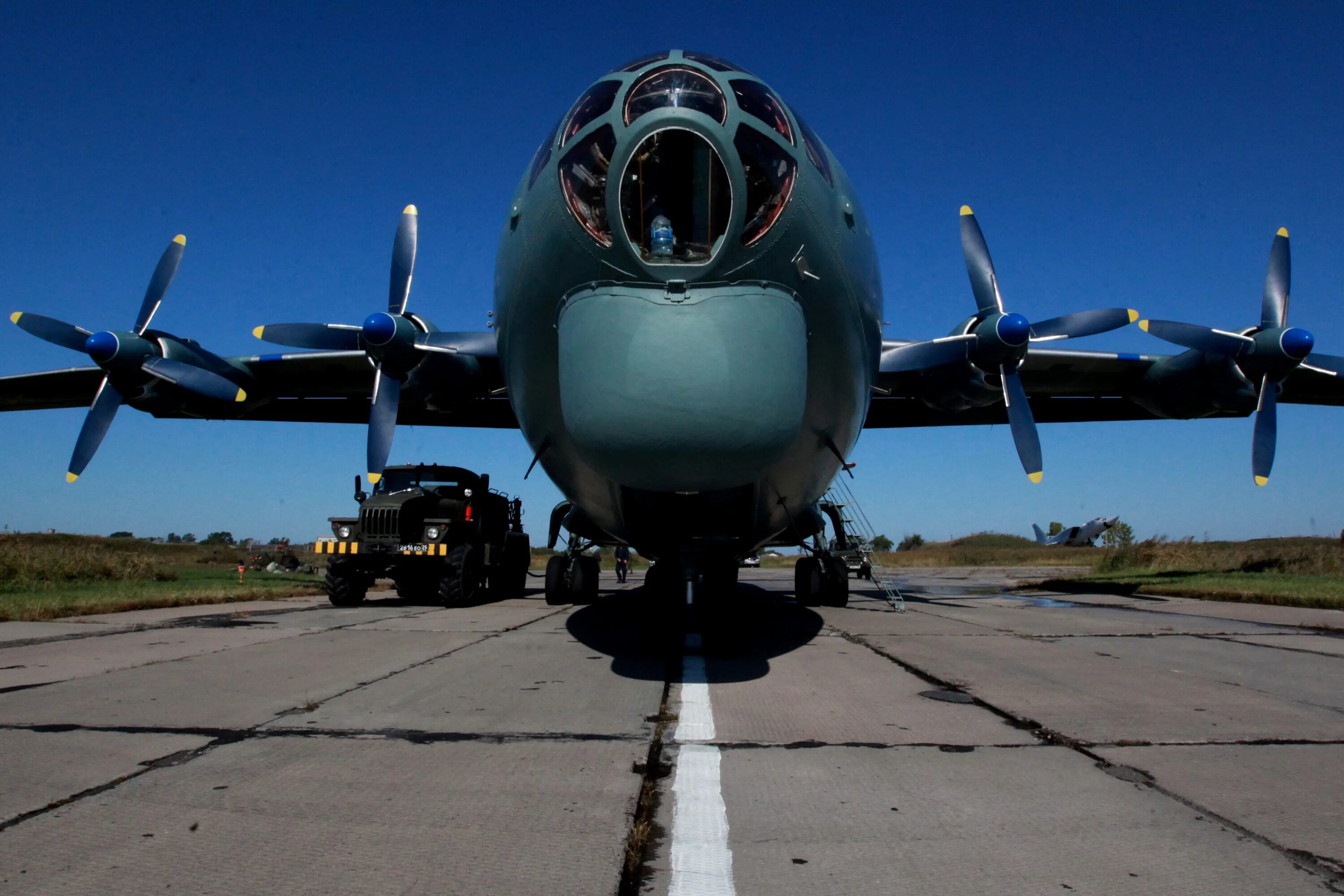 12 самолетов. Грузовой военный самолет АН 12. Ан22 иан12. АН-12 ВКС. Ан12 ВТС.