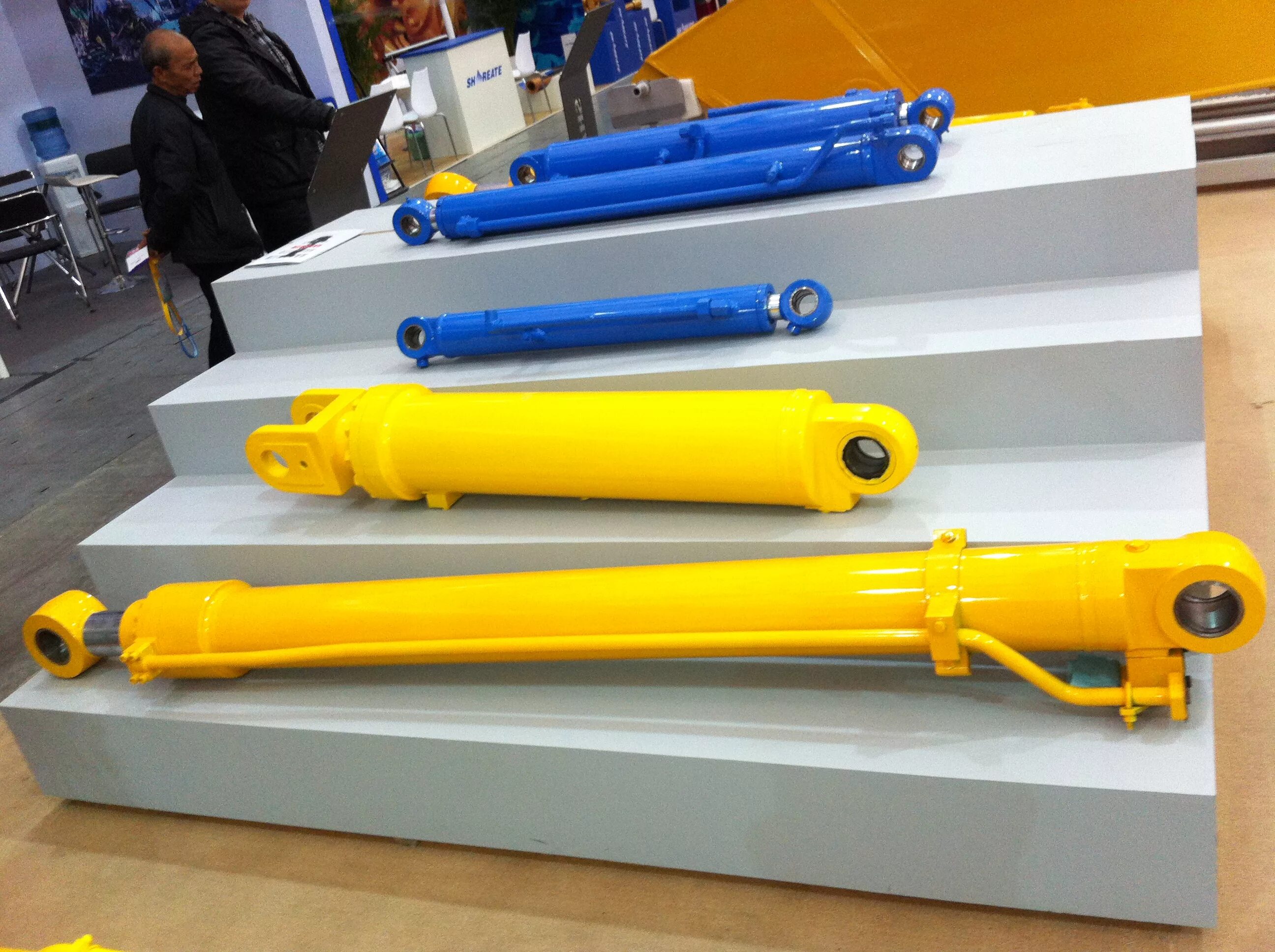 Гидроцилиндр ковша для экскаватора caterpillar 330. Гидроцилиндр рукояти амкодор 702. Цилиндр экскаватора. Цилиндр экскаватора. Цилиндр экскаватора.