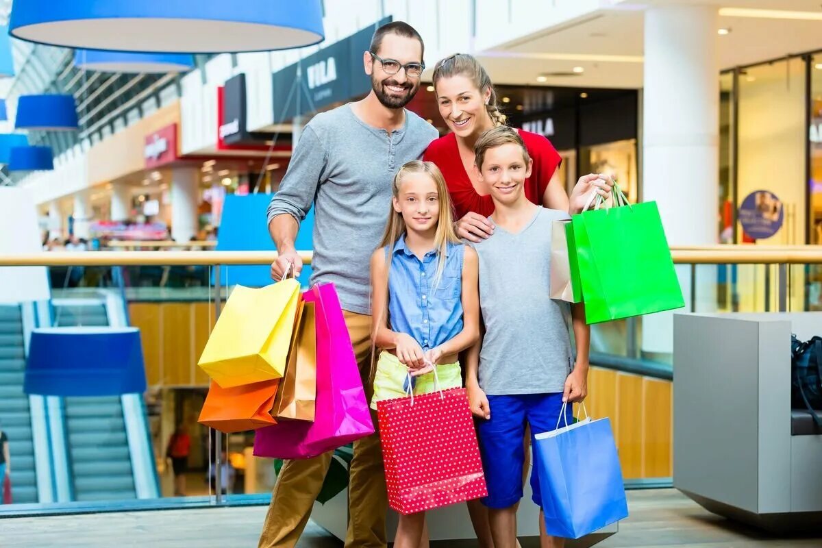 Семья шоппинг. Шоппинг всей семьей. Одежда для всей семьи. Семья с покупками.