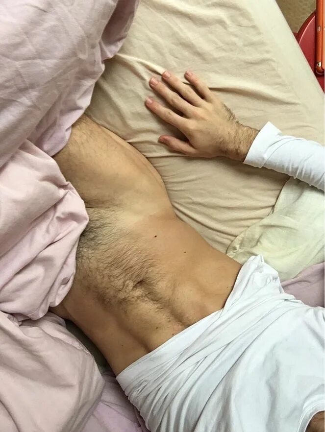 возбужденные мужчины в постели. бесстыжие мамы. встало одеяло. мальчики спят в обнимку. утренний стояк сына.