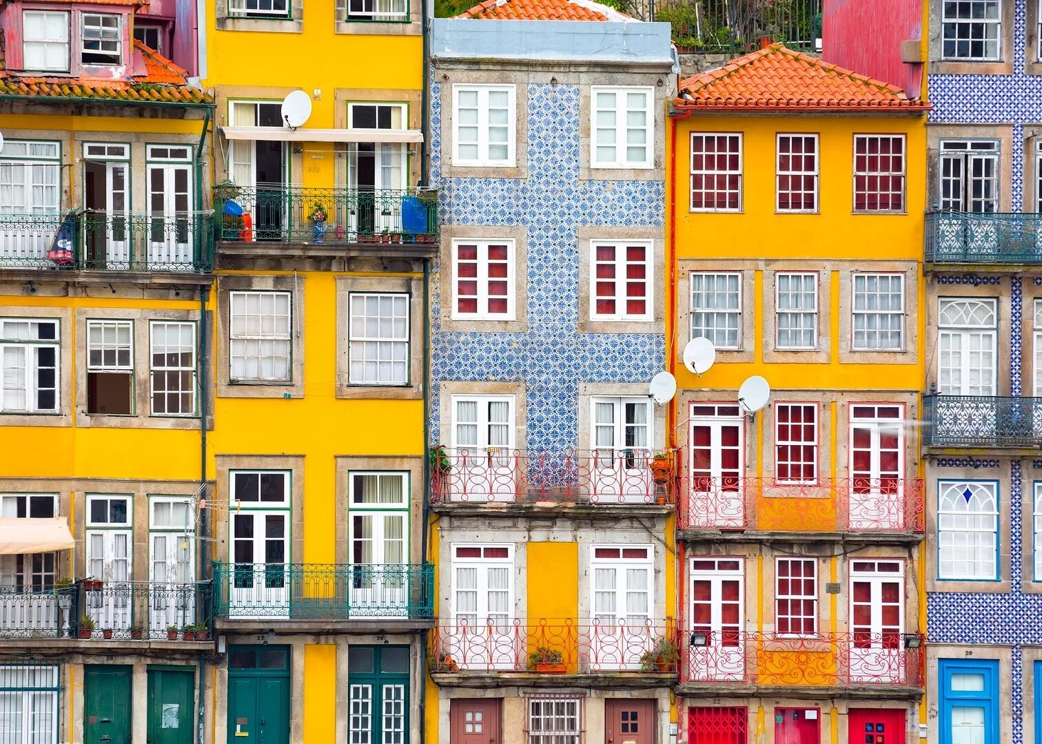 Дом из португалии в москве. Дом в порту купить. Порту рибейра. Фасады домов в порту фото. Португалия дом лиссабон.