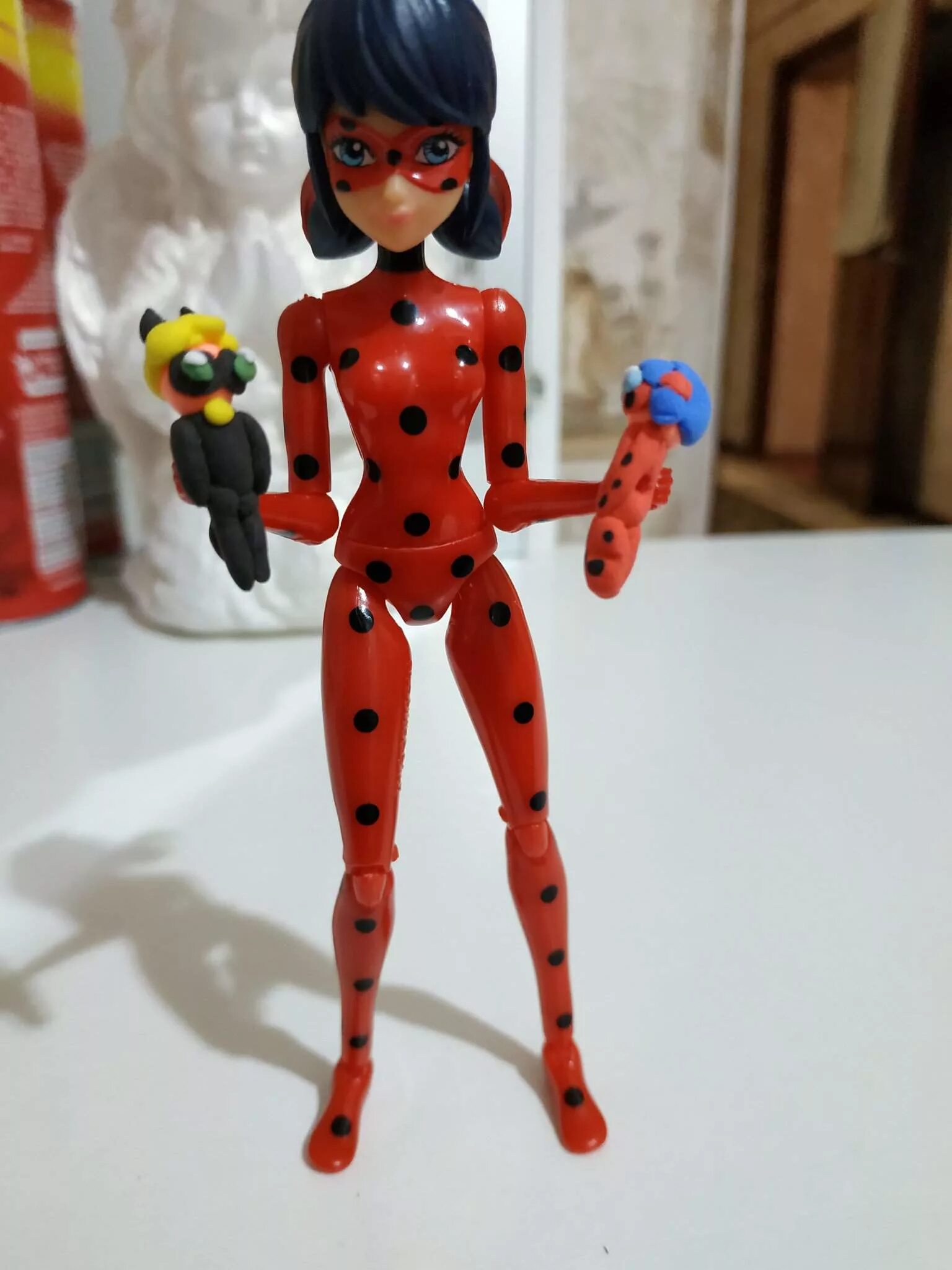 Леди баг фигурка маринетт. Как слепить леди баг. Леди баг пластилин. Фигурка леди баг из мастики. Лепим тикки квами леди баг.