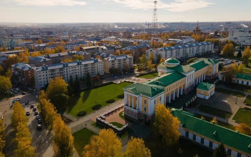 Городское 6 октября. Красивые города Удмуртии. Ижевск столица Удмуртии. Дневной город. Ижевск площадь.