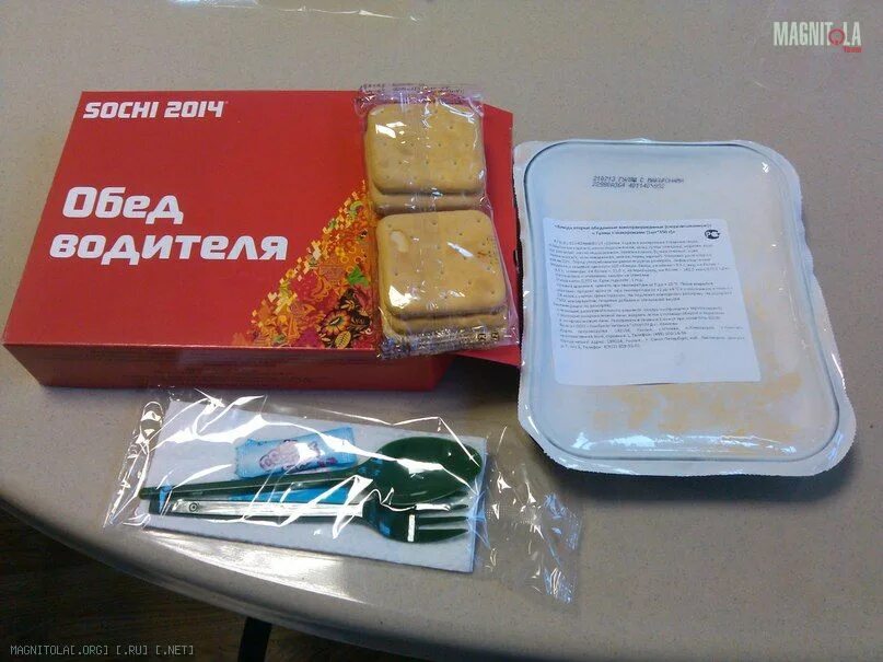 водитель обедов. кухня дальнобойщика. человек в машине. люди едят в машине. перекус в машине.