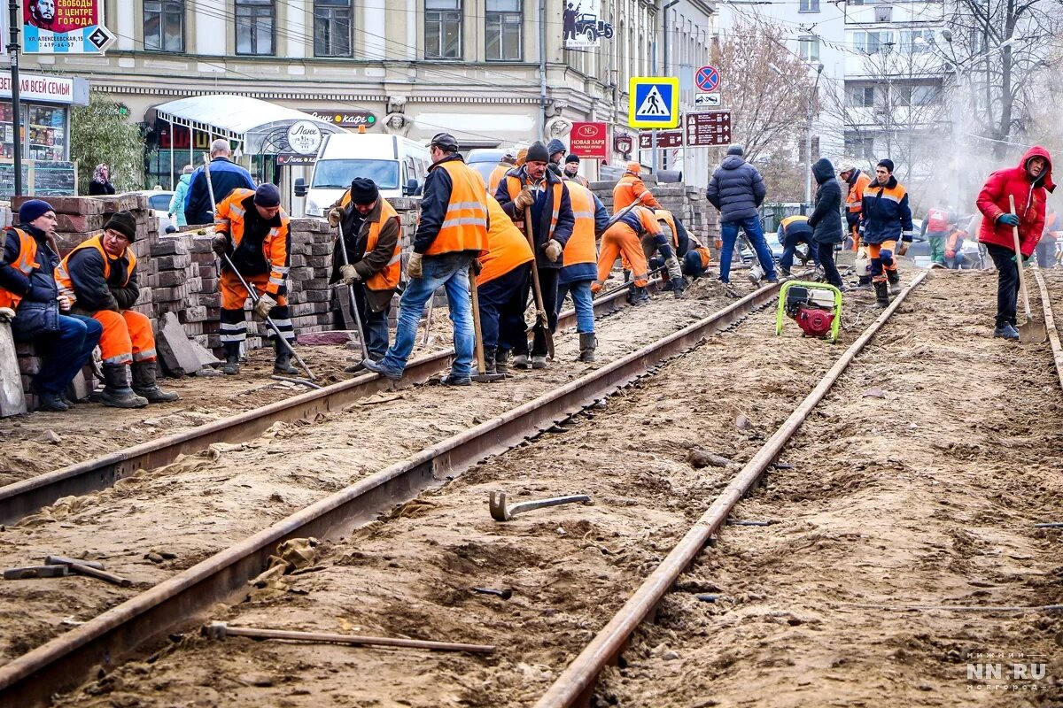 Ремонт трамвайных путей в нижнем новгороде. Ремонт трамвайных путей в нижнем новгороде. Трамвай 3 нижний новгород ленинский район. Лотки на трамвайных путях. Ремонт трамвайных путей в нижнем новгороде.