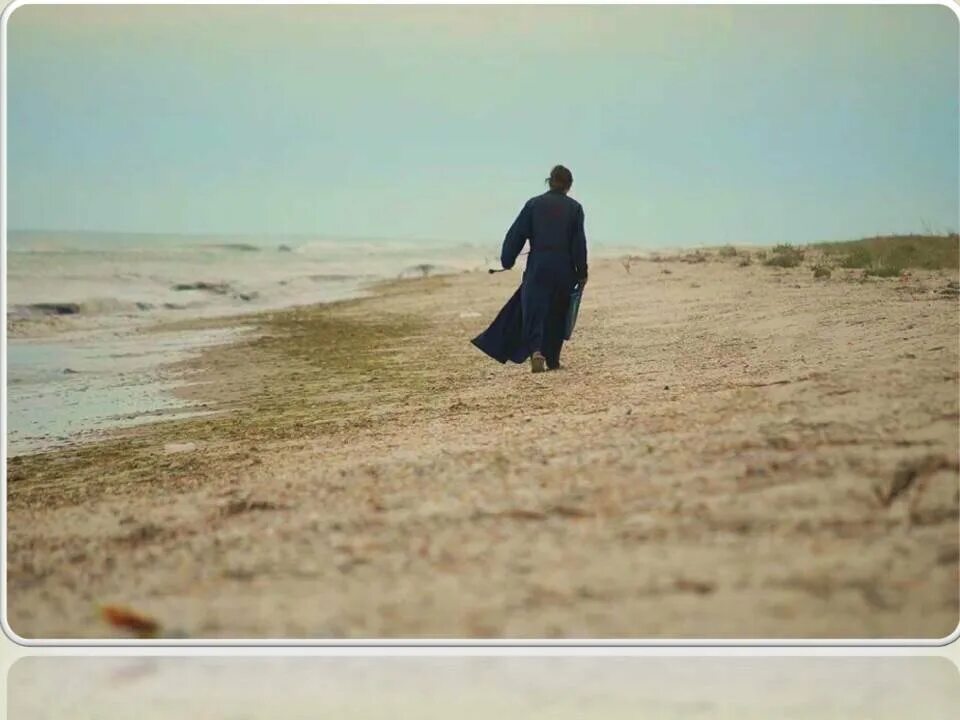 Люди покидают землю. Священник на берегу моря. Священник спиной. Священник в пустыне. Священники в море.