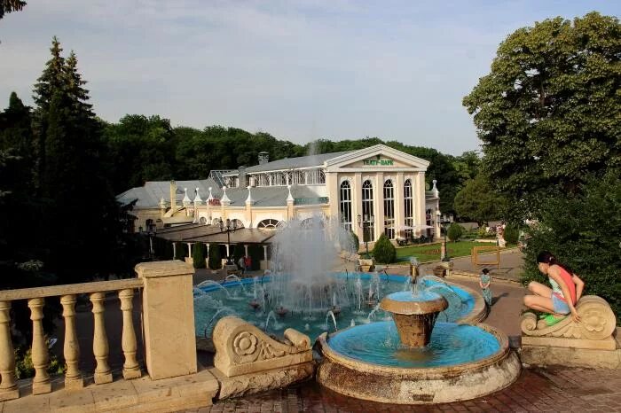 Ул карла маркса ессентуки. Юность ессентуки поликлиника. Золотая антилопа магазин сувениров. Ул советская ессентуки. Магазин лидер ессентуки.