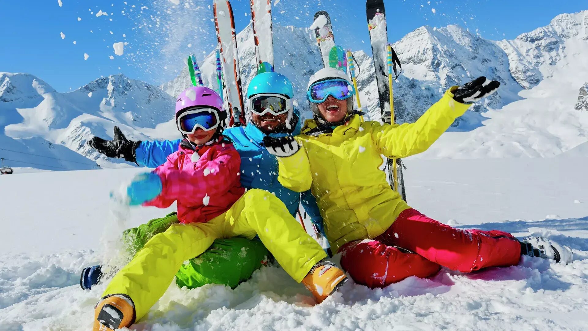Горные развлечения. Горнолыжный туризм. Зимний спорт. Катание на горных лыжах. Люди на горнолыжном курорте.