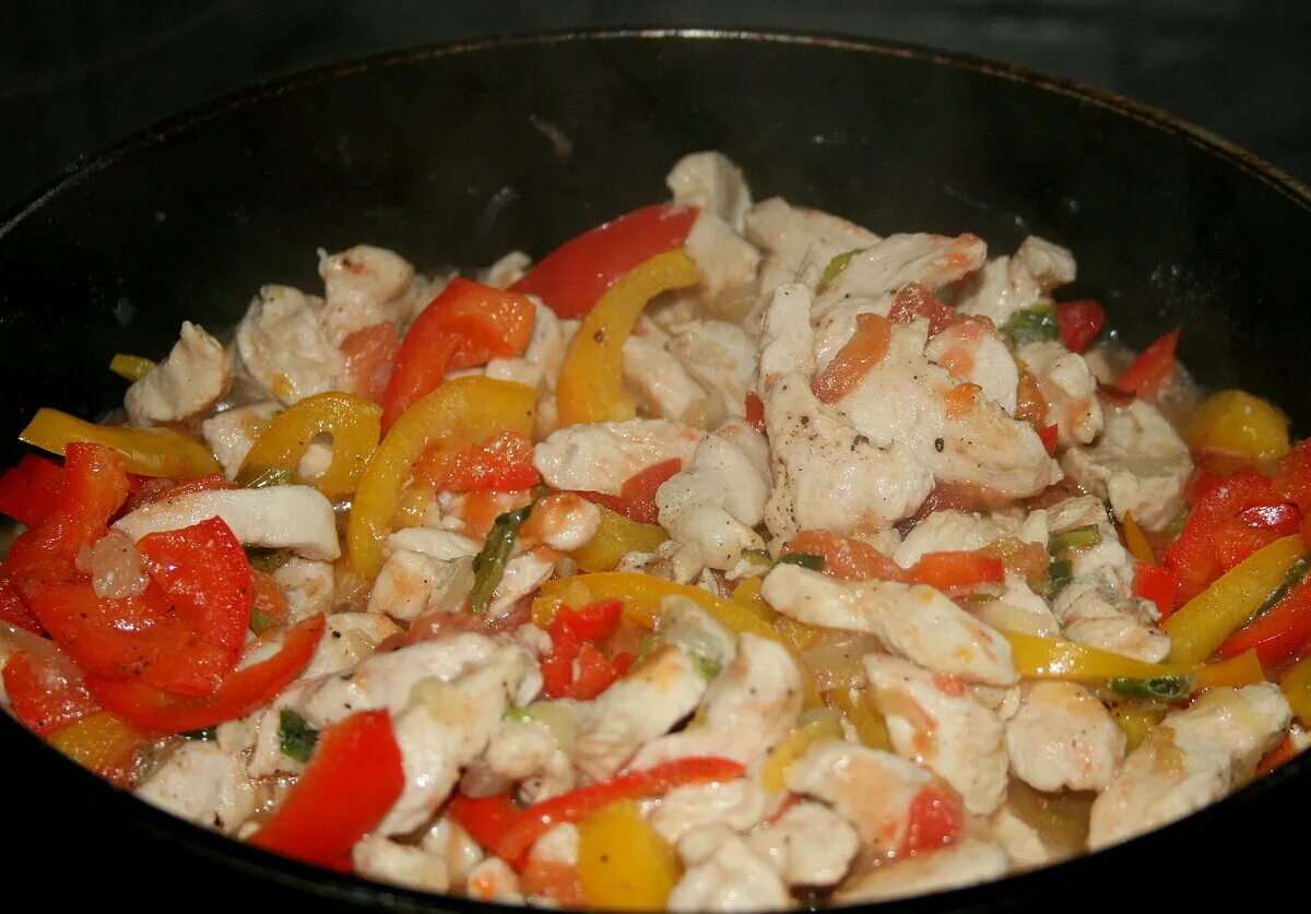 Курица с овощами на сков. Курица тушеная с овощами на сковороде. Куриное филе тушеное с овощами. Курица в сметанном соусе с овощами.