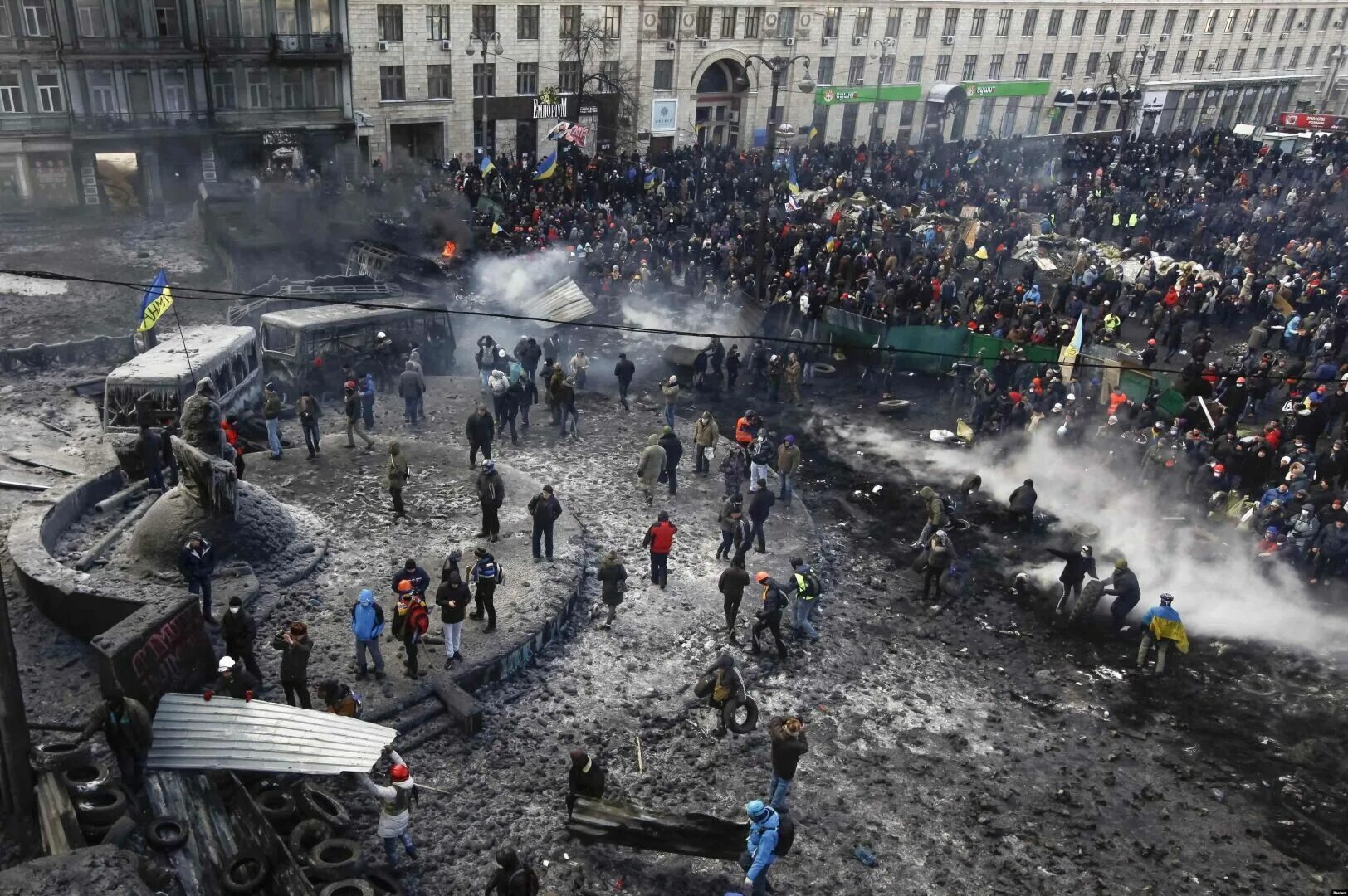 Майдан 2014 кратко и понятно. Киев площадь независимости Евромайдан. Евромайдан на Украине в 2014. Майдан 2014 площадь независимости. Площадь независимости Киев 2014.
