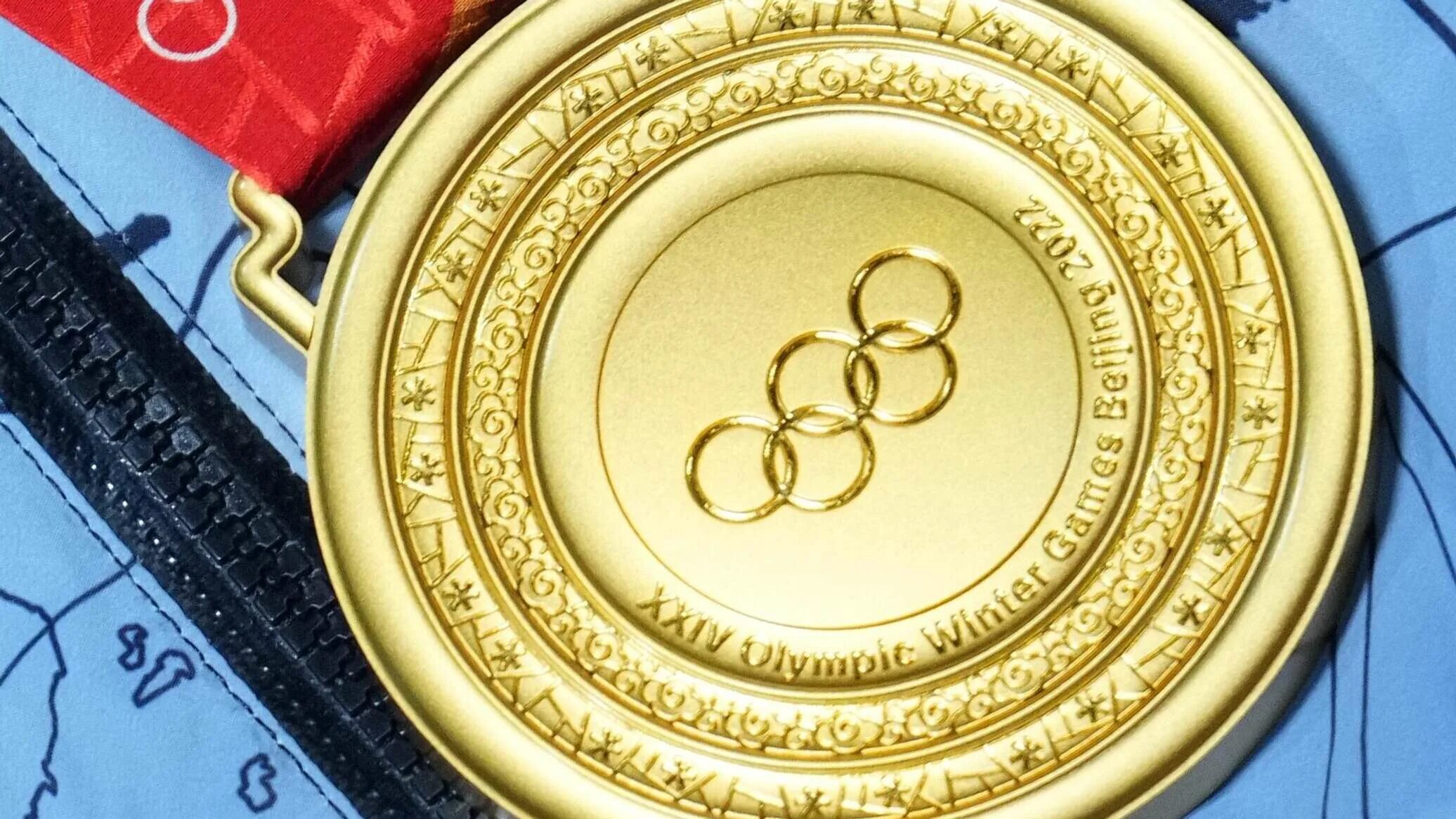 Золотая Олимпийская медаль Пекин 2022. Медали на Олимпиаде в Пекине 2022. Золотая медаль Олимпийских игр 2022. Олимпийские медали в Пекине 2022. Сколько золота в медали