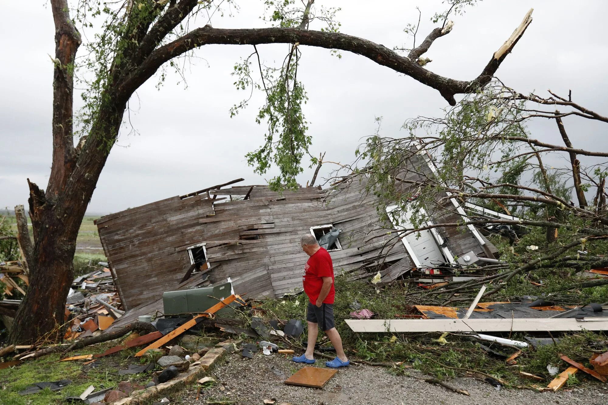Природные катастрофы Торнадо. Торнадо 2013 года в штате Оклахома. Последствия Торнадо в США. Ураган Эндрю 1992.