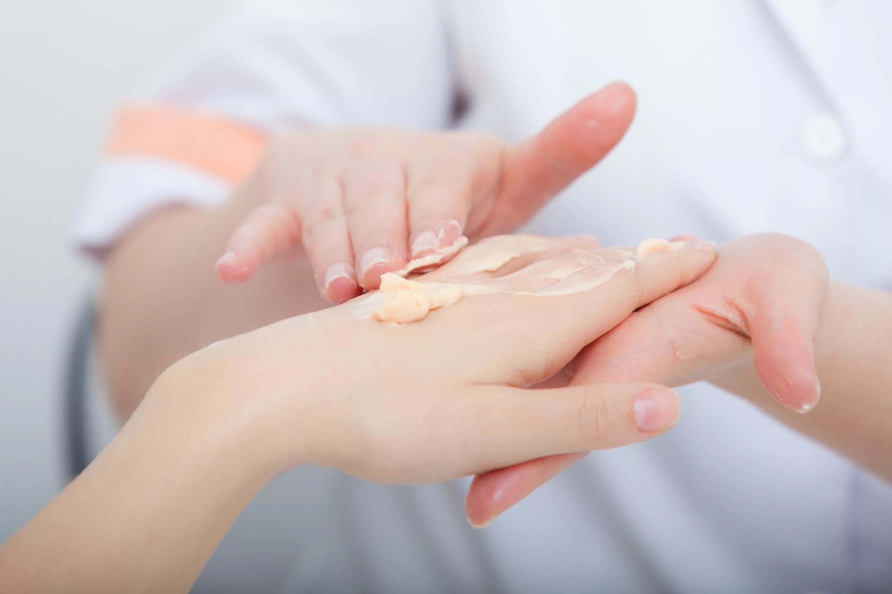 Получено на руки. Нанесение крема на руки. Массаж рук. Маникюр и массаж. Рука с маникюром.