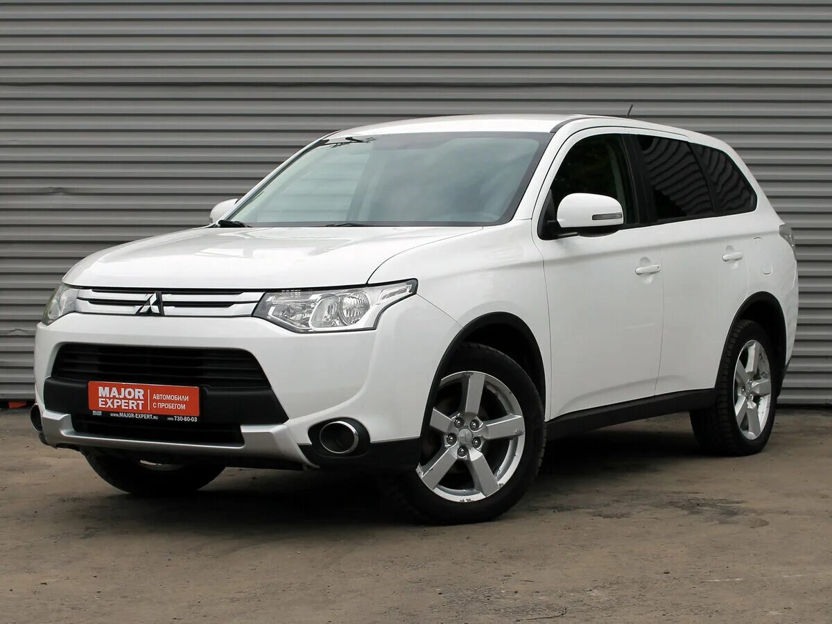 Mitsubishi Outlander 2014 2.0. Мицубиси Аутлендер 2014 белый. Митсубиси Аутлендер 2014 Рестайлинг. Митсубиси Аутлендер 2014 год белый.