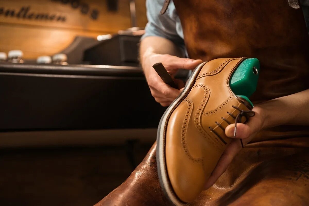 Shoes обувь ремонт. Мастерская обуви. Реставрация обуви. Реставрация обуви. Реставратор обуви.