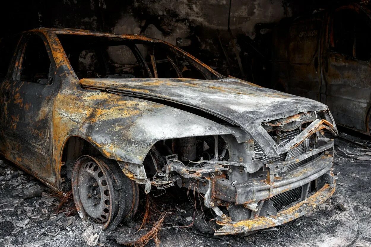 Сгоревший метал. Обгоревший металл. Машина горит арт. Горелый металл. Гараж с авто после пожара.