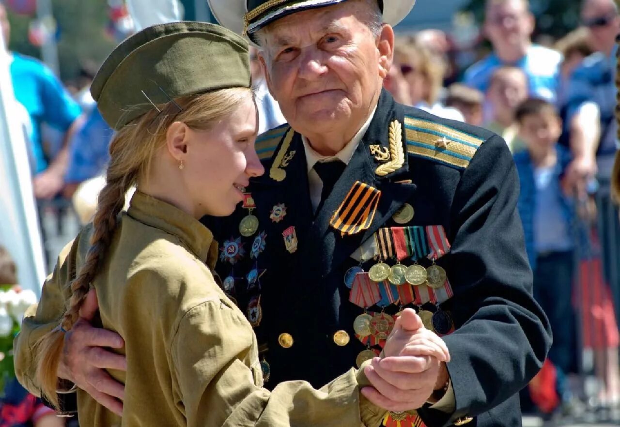 Лица победы. Цветы ветеранам. Дети поздравляют ветеранов. День победы ветераны и дети. Ветераны и дети.