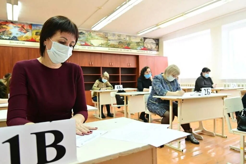 Сдать экзамен новосибирск. Родители сдают ЕГЭ Новосибирск. Картинки сдаем ЕГЭ С родителями. В 36 школе есть камеры на экзамене по русскому в Новокузнецке.