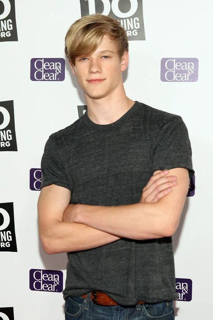 Лукас тилл. Лукас тилл 2025. лукас тилл торс. lucas till and skyler samuels.