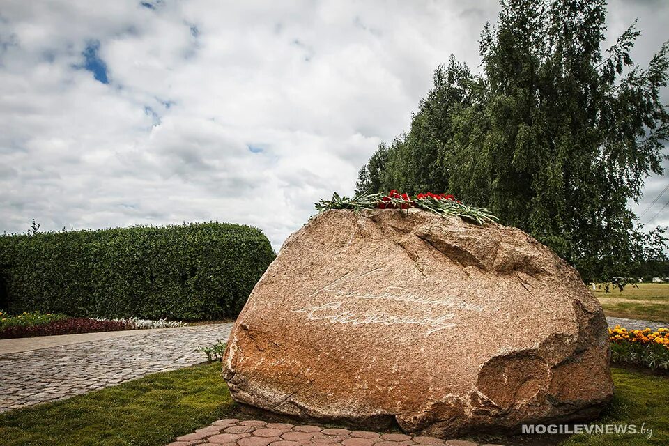 Купить под могилев. Камень Симонова на Буйничском поле. Мемориальный комплекс Буйничское поле в Могилеве. Могилёв Буйничское поле камень Константина Симонова. Могилев памятник Симонову.