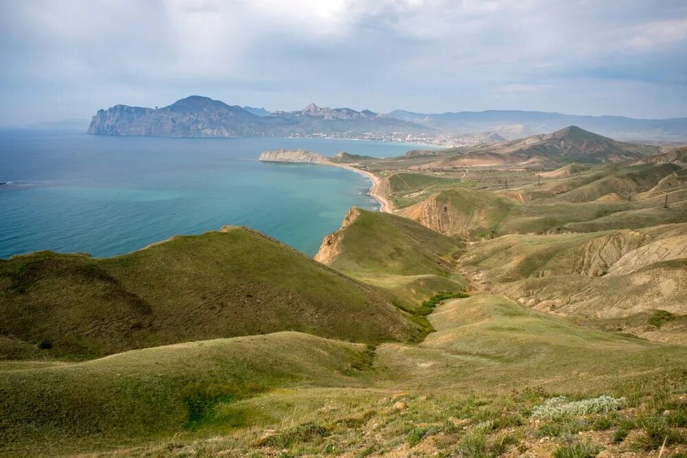 холмы орджоникидзе крым. коктебель крым 2022. холмы коктебеля. могила юнге коктебель. холмы коктебеля.