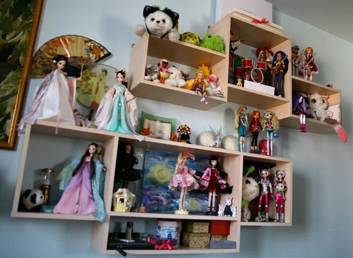 полку куклы. стеллаж для кукол. полки для кукольной коллекции. полочки для коллекции кукол. полку куклы.