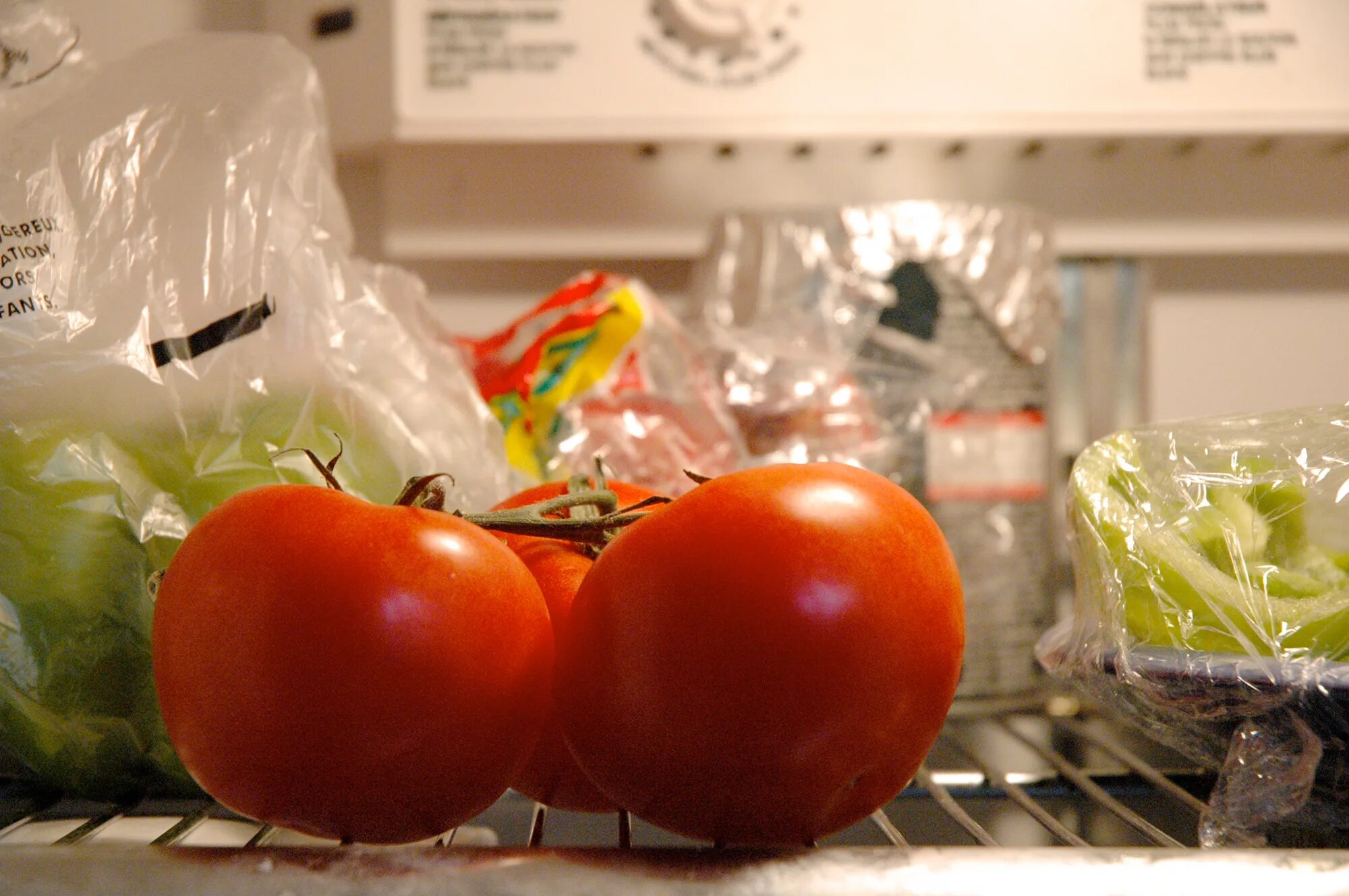 Помидоры в холодильнике. Помидоры в ящике. Хранение помидоров. Хранить помидоры в холодильнике. There are some tomatoes in the fridge