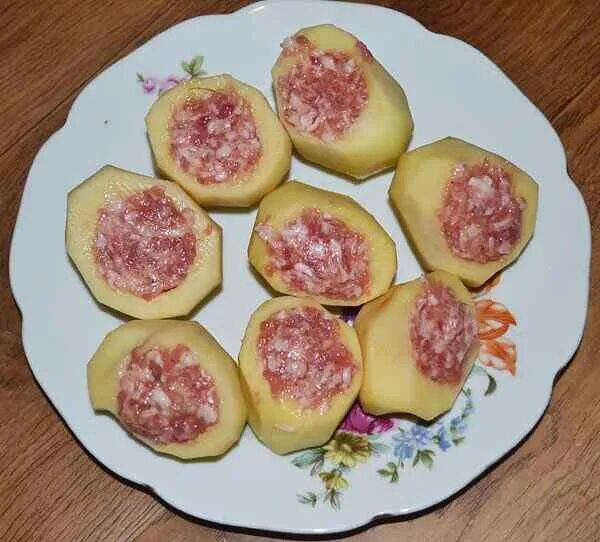 Фаршированная картошка с фаршем в духовке. Фаршированная картошка с фаршем в духовке. Картошкасфаршемвдуховее. Картофель фаршированный фаршем. Картошка с фаршем внутри.