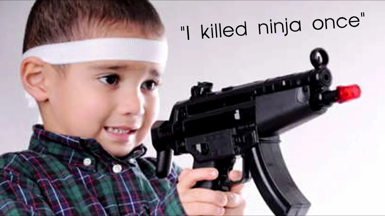 Kid and guns. Kids the guns. Мальчик с игрушечным автоматом. Baby with a gun. Kids the guns.