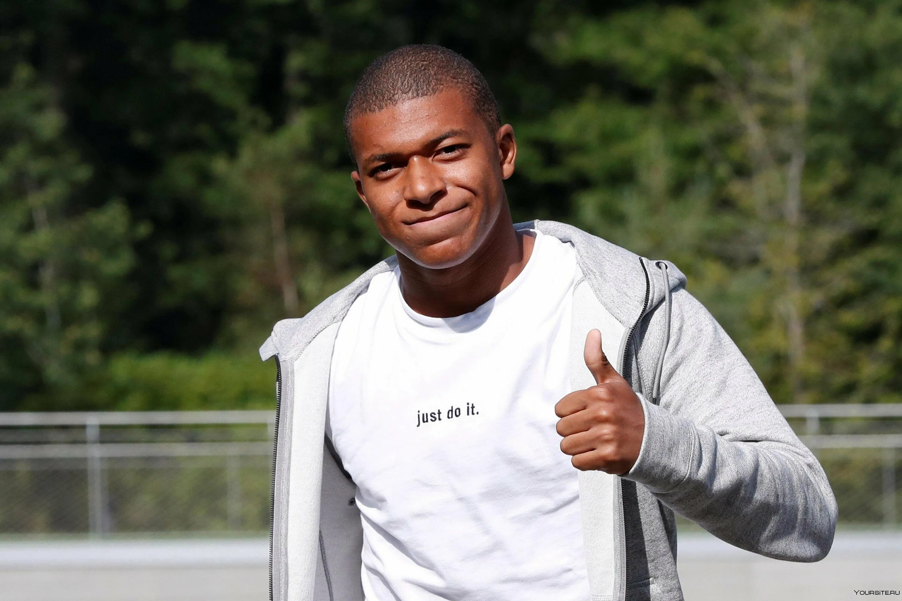 Klian Mpappe. Kylian Mbappe. Киллиан Мбаппе футболист. Киллиан Мбаппе фото. Сколько лет килиану