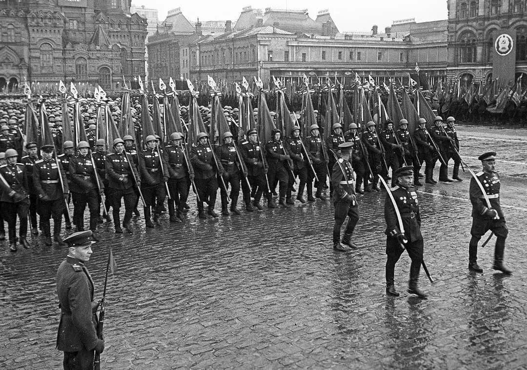 Военный парад 24. 24 Июня 1945 года в Москве состоялся парад Победы. ВОВ парад Победы 1945. Парад 24 июня 1945 года в Москве на красной площади. Парад Победы 1945г на красной площади.