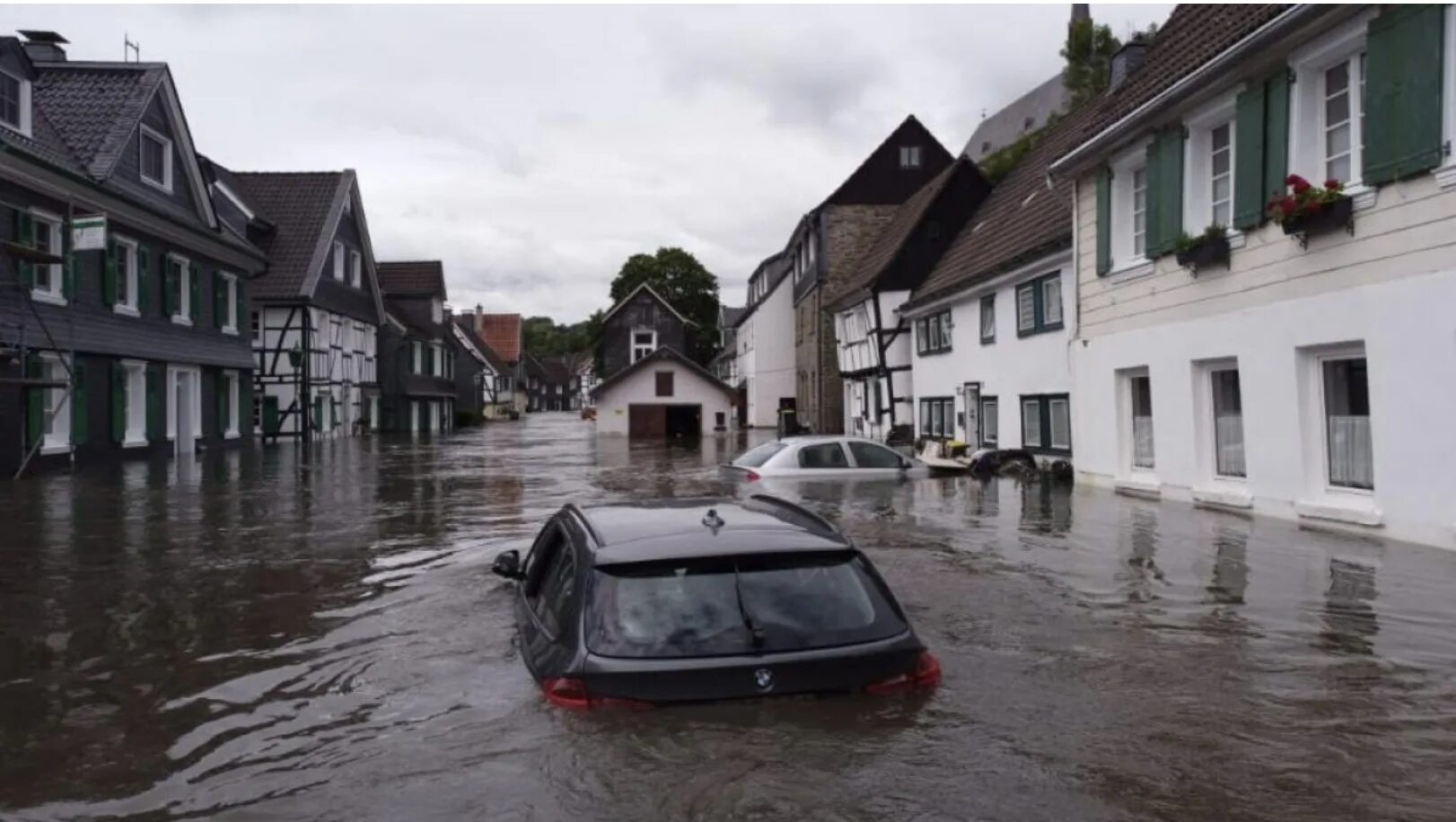 Города где наводнение. Наводнение в Германии. Наводнение в доме. Дождь в Германии. Разрушенный наводнением дом.