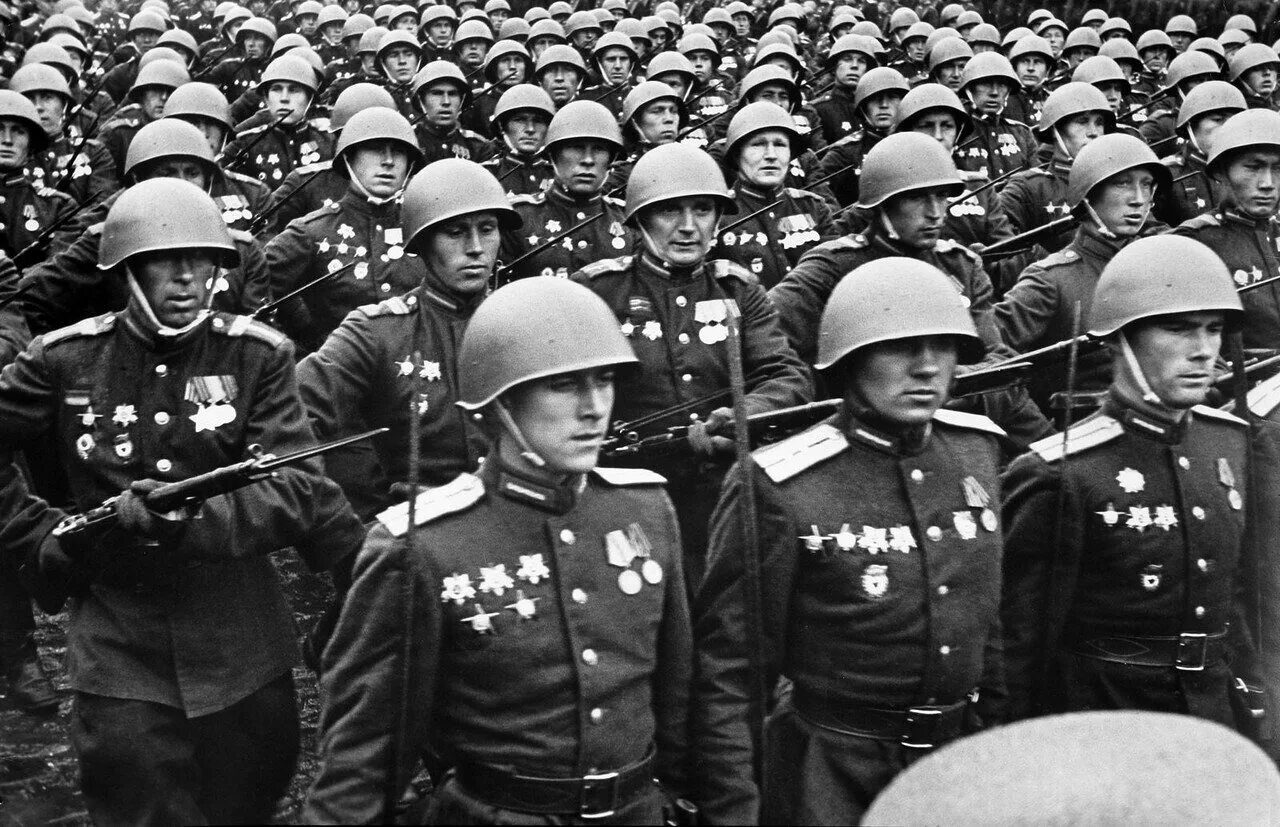 Солдаты парад Победы 1945. Советские солдаты на параде Победы 1945. Парад войск красной армии 1945 года. Парад во время войны