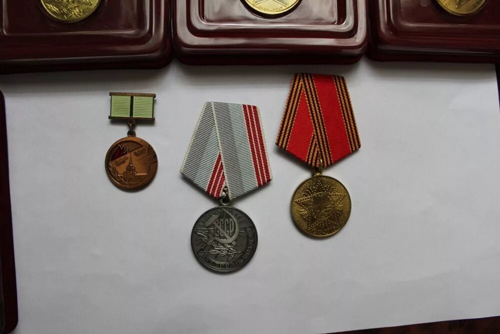 Нагрудный знак житель блокадного ленинграда. Нагрудный знак житель блокадного ленинграда. Медаль за освобождение ленинграда. Знак жителю блокадного ленинграда. Награда блокадного ленинграда городу.