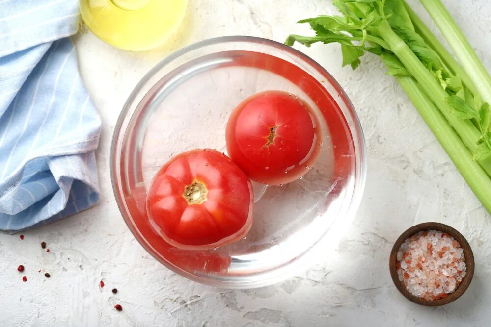 Как снять кожуру с помидора. Кожура помидора. Приготовить томатный суп с креветками и помидорами. Снять кожуру с помидора. Как спасти помидоры залитые водой.