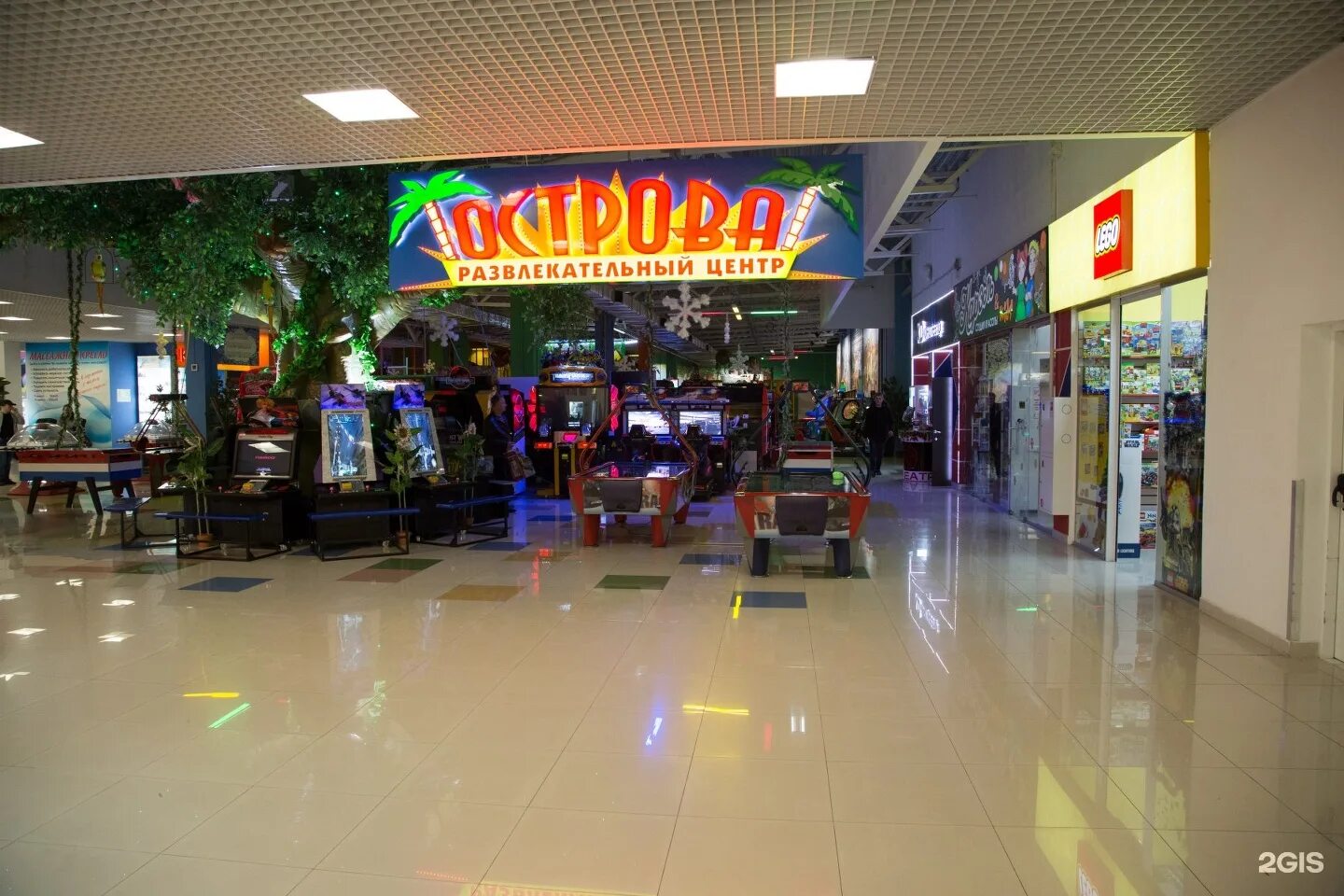 Лабиринт в развлекательном центре. Трц красная площадь анапа. Торговый центр вид сверху. Острова развлекательный центр красная площадь армавир. Площадь развлекательного центра.
