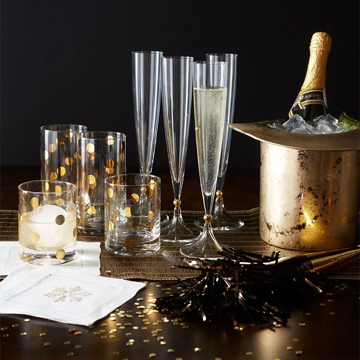 Хрусталь и шампанское. Барная посуда stemless champagne flute. вечеринка в стиле хрусталь и шампанское. бокалы под шампанское в сервировке. сервировка на новый год шампанское бокалы.