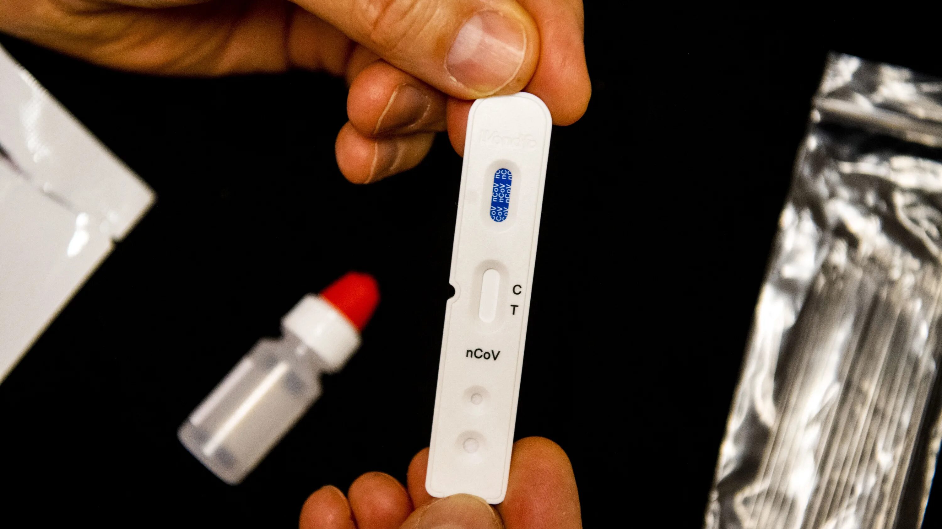 Признаки коронавируса. Обнаружение ковида. Набор реагентов симбиан-sars-cov-2 igg/igm ифа тест-система. Экспресс-тест covid-19 igg/igm на антител коронавирус. Тест на коронавирус.