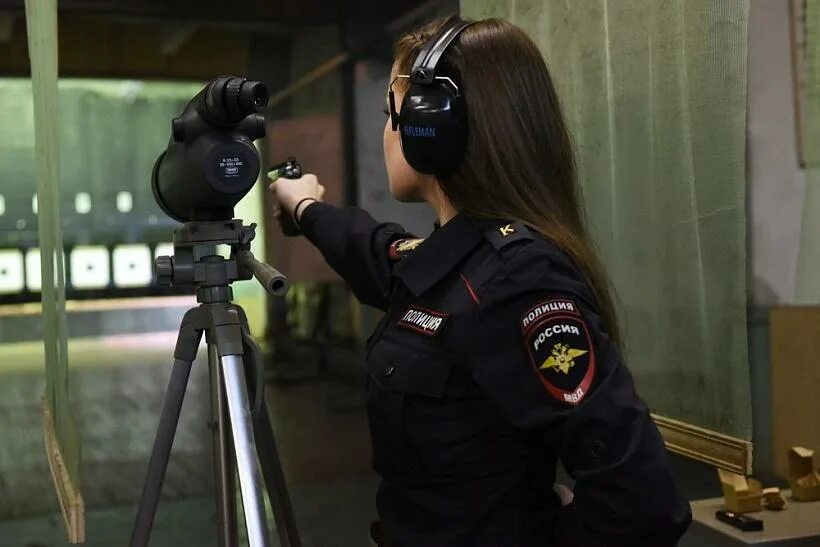 Полиция фото без лица. Девушка в тире. Девушка полицейский в тире. Девушка полицейский со спины. Тир в полиции
