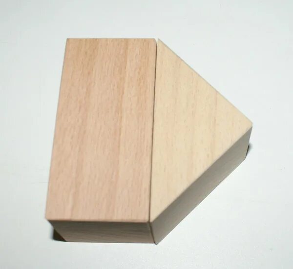 Деревянная треугольная призма. Призма из дерева. Блок треугольник из дерева. Деревянная призма. Деревянная трехгранная призма.