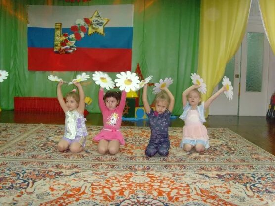 Цветок для танца в детском саду. Танец цветов для детей в детском саду. цветы для танца в детском саду своими руками. цветы для танца в детском саду. танец с ромашками.
