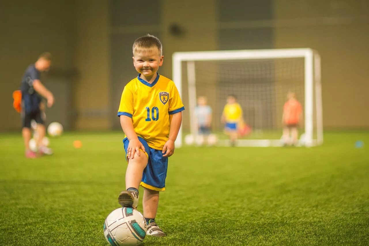 Я юниор. Детский футбол. Дети футболисты. Маленький футболист. Футбольная школа для детей.