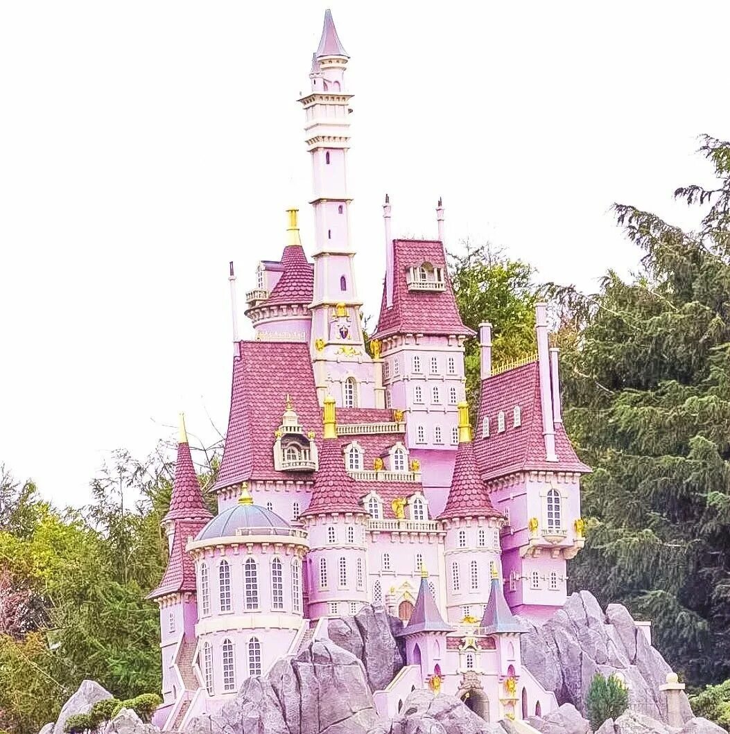 Маленькая принцесса замок. Замок принцессы Авроры Диснейленд. Дворец Софии Дисней. Дворец Уолт Дисней. Розовый замок.