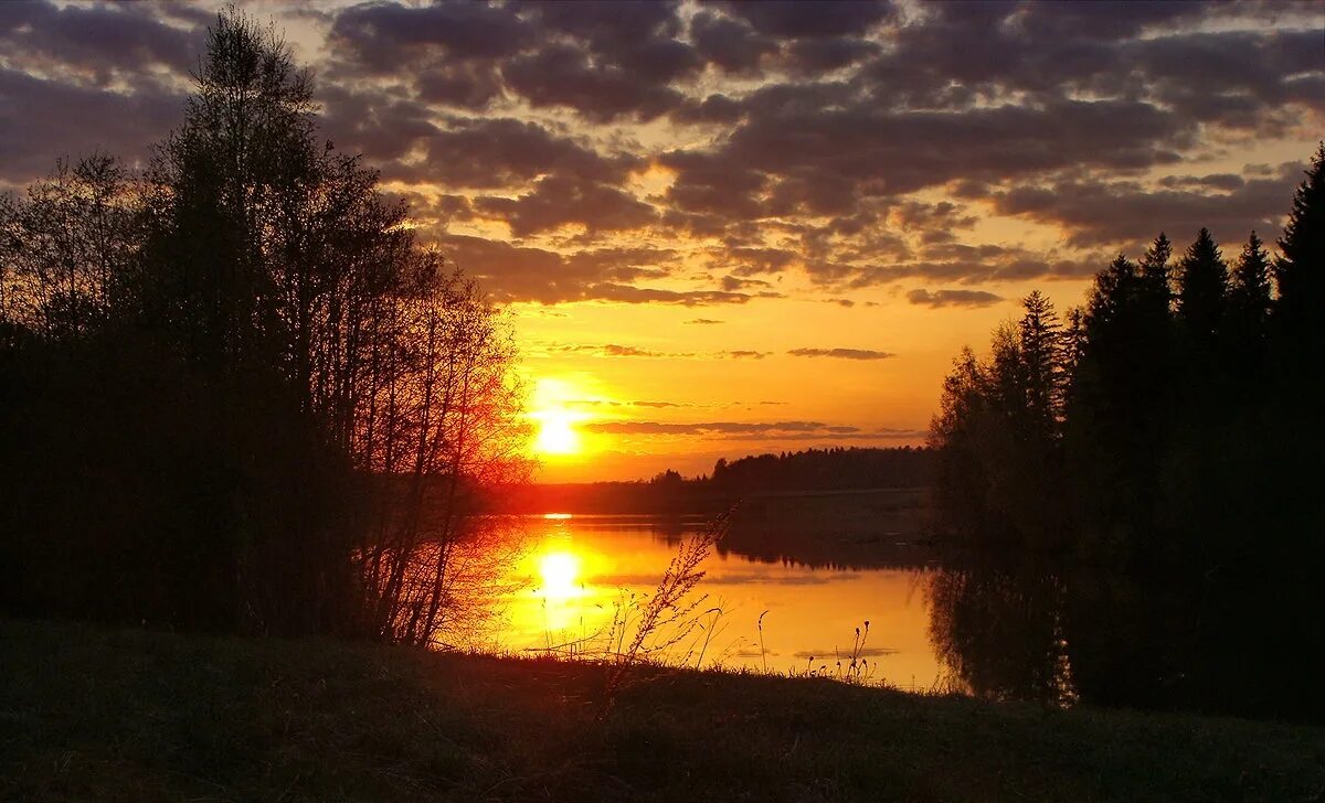 поздний закат. пейзажи закаты и рассветы. августовский закат. закат на реке. река отра московская область раменский район.