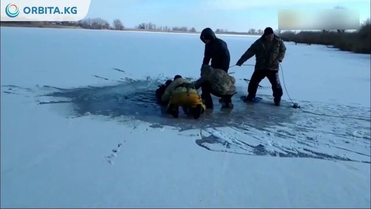 Тело девушки утонувшей в проруби. Мужчина утонул в проруби. Тело утонувшей в проруби на крещение. Видео крещение утонула в проруби