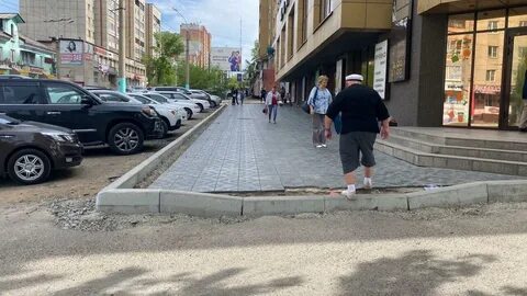 Разгрузка на тротуаре